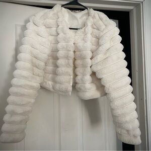 Women’s Large White Faux Fur Puffer Cropped Jacket 100% polyester Coat justify